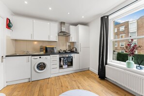 Een magnetron, een oven, een kookplaat, een broodrooster