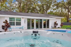 Et oppvarmet basseng