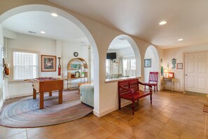 Lecteur de DVD, baby-foot, chaîne hi-fi