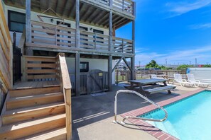Outdoor dining - Starboard semi-oceanfront duplex, feet from the beach by Sun Realty (Kill Devil Hills)