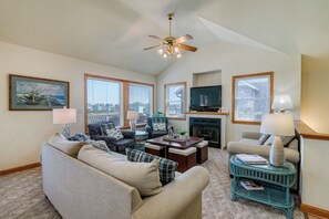 Una Smart TV, una chimenea, videojuegos