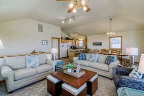 Una Smart TV, una chimenea, videojuegos