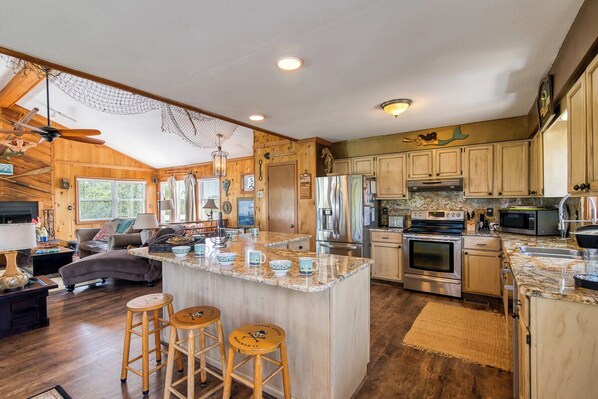 冷蔵庫、電子レンジ、オーブン、コンロ