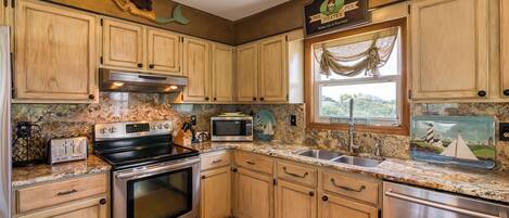 Køleskab, mikrobølgeovn, ovn, kogeplade