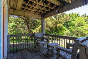 Property grounds - Charming beach house on Hatteras Island, just a short distance to the beach! (Avon)