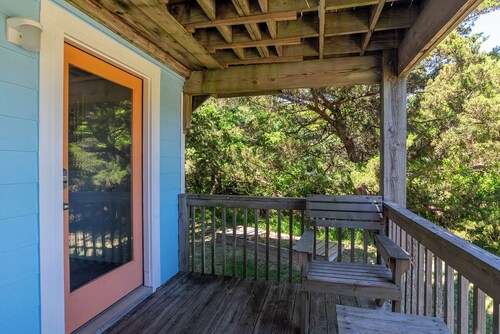 Charming beach house on Hatteras Island, just a short distance to the beach!