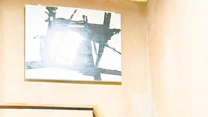 Una escalera con barandilla de madera que conduce a una plataforma.