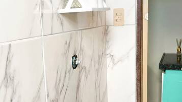 Ducha, toallas y papel higiénico