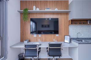 Leilighet – comfort, byutsikt | Oppholdsområde | En 32-tommers smart-TV med digitale kanaler