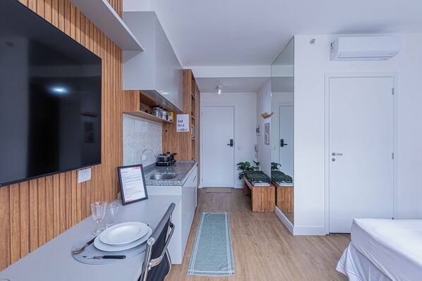 Comfort Apartment, City View | Living area | 32-inch Smart TV with digital channels