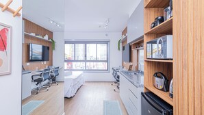 Une cuisine moderne avec des étagères en bois, un four encastré et un réfrigérateur.