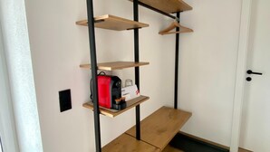 Una habitación de esquina con una estantería empotrada de madera, una puerta y suelo de madera.