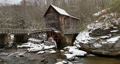 2BDR 3BD 1.5BA cabin located in the heart of the New River Gorge National Park