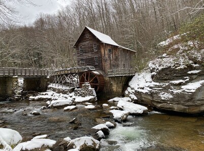 2BDR 3BD 1.5BA cabin located in the heart of the New River Gorge National Park