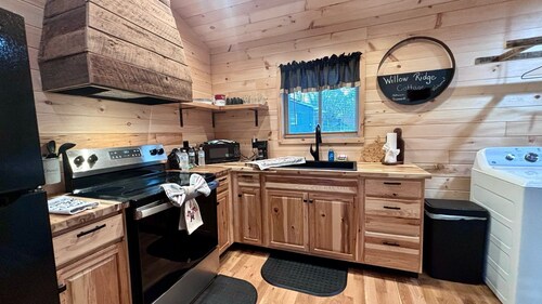 2 BDR 1.5 BA cabin located in the heart of the New River Gorge National Park 