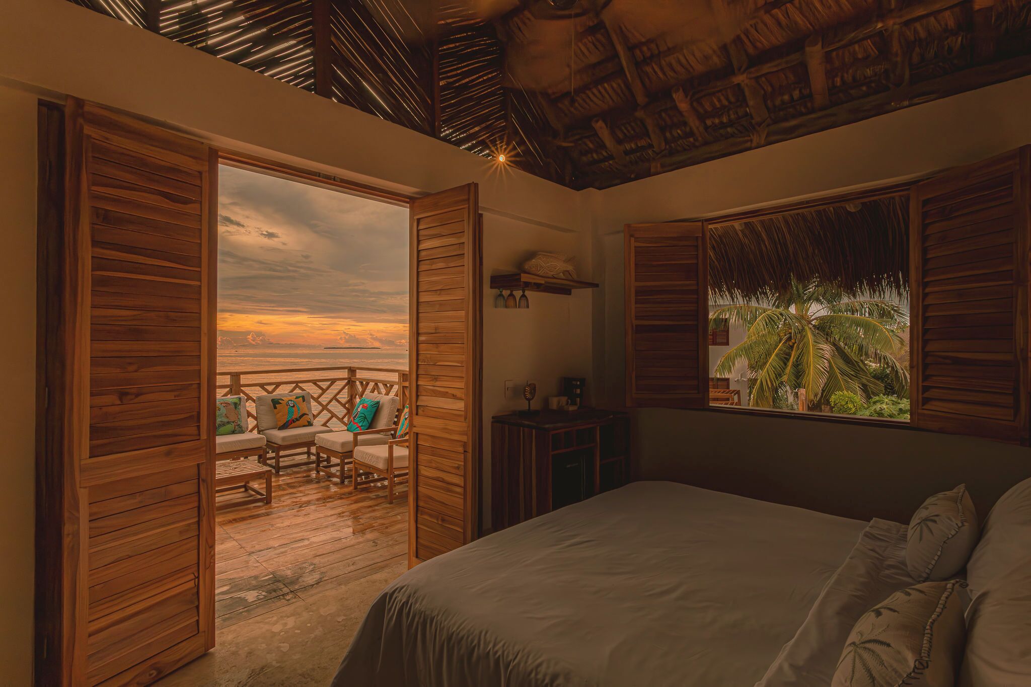 Standaard kamer, balkon, uitzicht op zee | Luxe beddengoed, een minibar, een kluis op de kamer, een laptopwerkplek