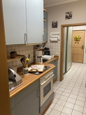 Køleskab, kogeplade, kaffe-/temaskine, elkedel