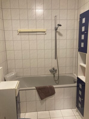 Sèche-cheveux, serviettes fournies, savon, papier toilette