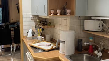 Fridge, stovetop, coffee/tea maker, electric kettle