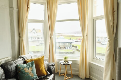 Seaside Escape: Peaceful 2BR in Picturesque Wales