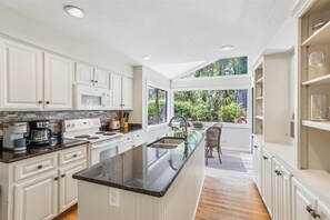 Kjøleskap, mikrobølgeovn, ovn og oppvaskmaskin