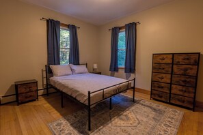 3 bedrooms, desk, iron/ironing board, free WiFi - Cozy pet friendly 3-bedroom house in charming Foster with fast WiFi, full ktch (Foster)