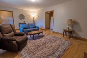 Smart TV, computer monitors - Cozy pet friendly 3-bedroom house in charming Foster with fast WiFi, full ktch (Foster)