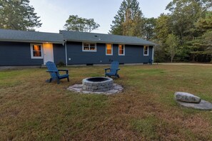 Terrace/patio - Cozy pet friendly 3-bedroom house in charming Foster with fast WiFi, full ktch (Foster)