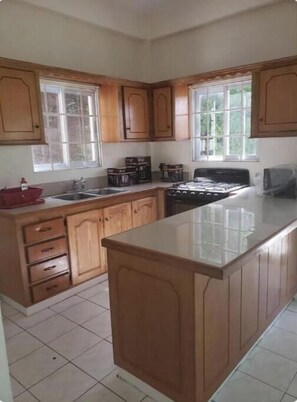 Een koelkast, een magnetron, een oven, een kookplaat