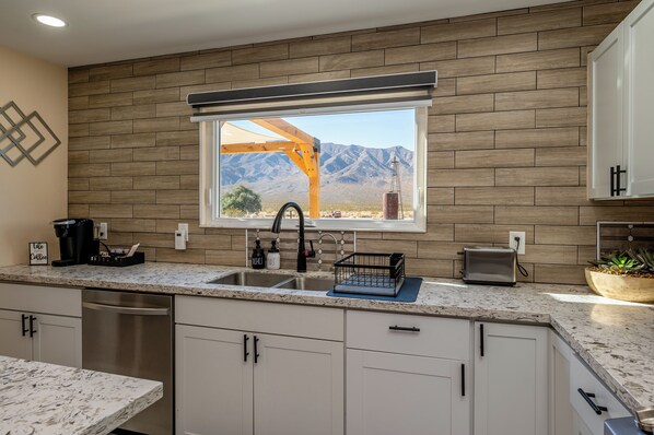 Fridge, microwave, oven, stovetop - Desert Retreat-Charming 2-bedroom house with a View (Amargosa Valley)