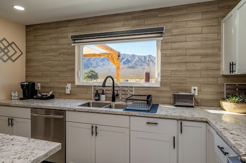 Desert Retreat-Charming 2-bedroom house with a View