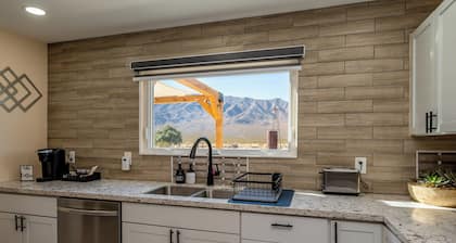 Desert Retreat-Charming 2-bedroom house with a View