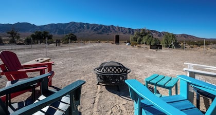 Desert Retreat-Charming 2-bedroom house with a View