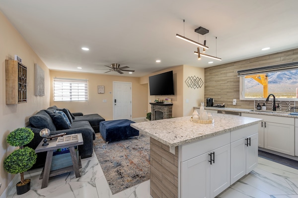 Een smart-tv, een open haard en boeken