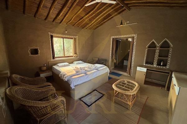 Traditional Double Room, 1 King Bed | Desk, bed sheets