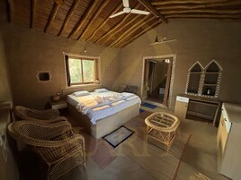 Habitación tradicional doble, 1 cama de matrimonio grande | Escritorio y ropa de cama