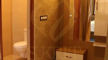 Traditional Double Room, 1 King Bed | Bathroom | Shower, towels, toilet paper