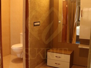 Kamar Double Tradisional, 1 Tempat Tidur King | Kamar mandi | Shower, handuk,  dan tisu toilet