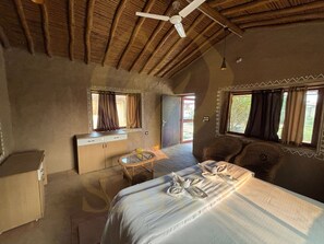 Kamar Double Tradisional, 1 Tempat Tidur King | Meja kerja dan seprai linen