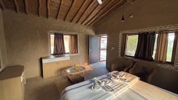 Tradisjonelt dobbeltrom, 1 kingsize-seng | Skrivebord og sengetøy