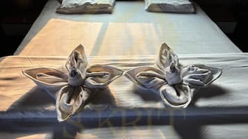 Traditional Double Room, 1 King Bed | Desk, bed sheets