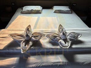 Kamar Double Tradisional, 1 Tempat Tidur King | Meja kerja dan seprai linen