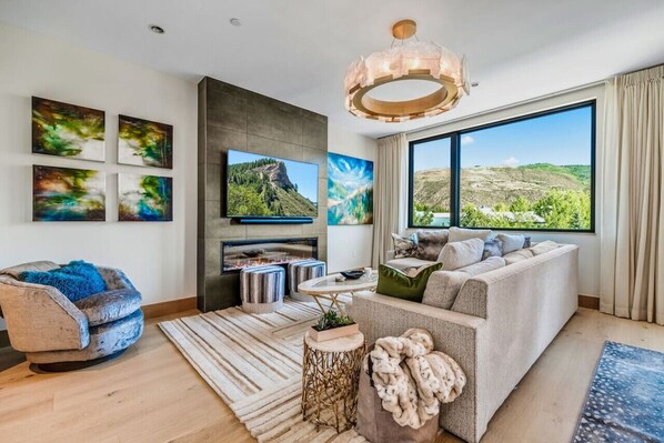 TV, fireplace