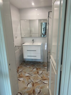 Secadora de cabello, toallas, papel de baño