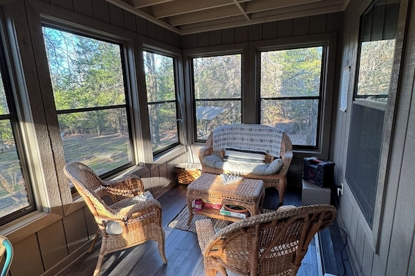 Una Smart TV, una chimenea, un reproductor de DVD, libros