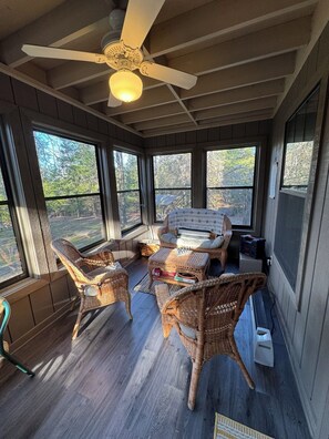 Smart-tv, eldstad, dvd-spelare och böcker