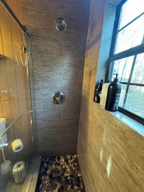 Een douche, een haardroger, handdoeken, zeep