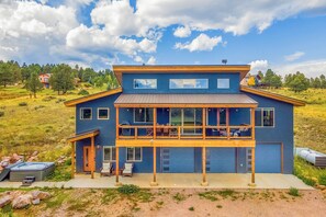 Exterior - Modern Home, Hot Tub, fireplace, All beds w/bath, garage, 7mins to ski (Angel Fire)