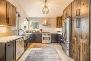 Fridge, microwave, oven, stovetop - Modern Home, Hot Tub, fireplace, All beds w/bath, garage, 7mins to ski (Angel Fire)