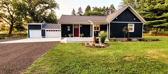 Charming 2-bedroom cottage with WiFi, AC in Spring Lake